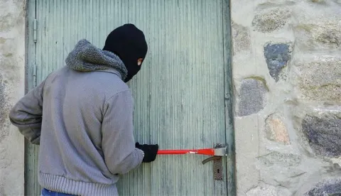 Uhvaćeni provalnici, provala, ilustracija