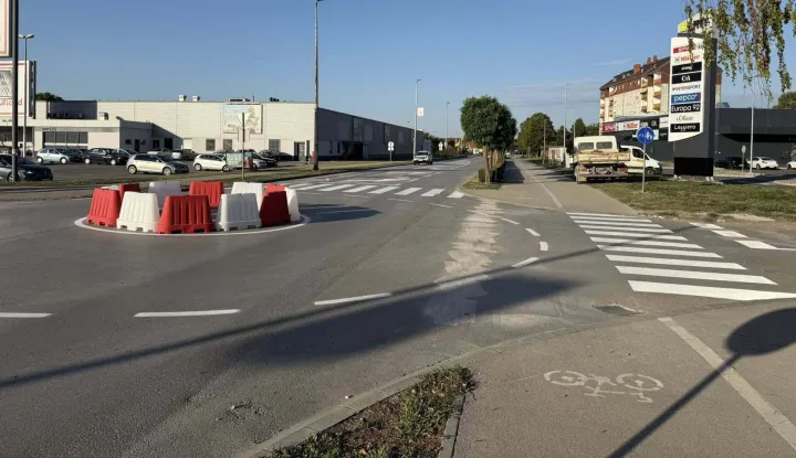 VINKOVCIRaskrižje kod trgovačkih centara Kaufland i Hey park u vinkovačkoj četvrti Lapovci dobilo je novi izgled, što će pomoći sigurnijem prometovanju vozila i pješaka. Naime, postavljen je improvizirani, privremeni kružni tokkolovoz 2025.