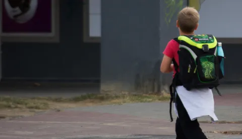 OSIJEK- 28.09.2020., pješaci, skolarci, prelazak preko zebre, djeca s torbama na leđima, nesigurnost u prometu, ilustracija, pješački prelaz.Foto: Andrea Ilakovac