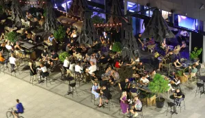 Osijek, 19. 07. 2025., slobodnjak, slobodnjaci, Hedonist; caffe bar; terasa; večer; puna terasa; vrućina; ljeto; ljudi; toplotni val; toplinski val; temperatura ugodna za boravak vani tek navečer SNIMIO BRUNO JOBST