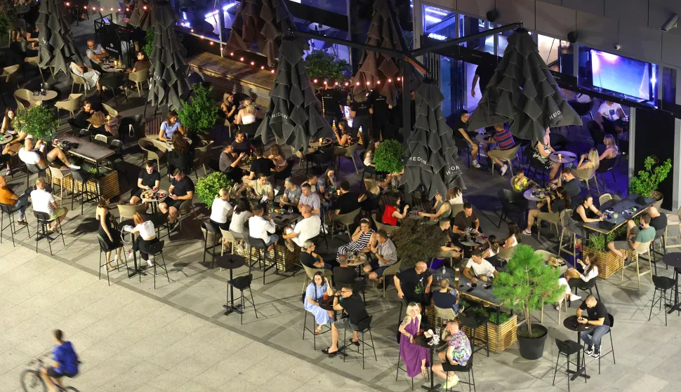 Osijek, 19. 07. 2025., slobodnjak, slobodnjaci, Hedonist; caffe bar; terasa; večer; puna terasa; vrućina; ljeto; ljudi; toplotni val; toplinski val; temperatura ugodna za boravak vani tek navečer SNIMIO BRUNO JOBST