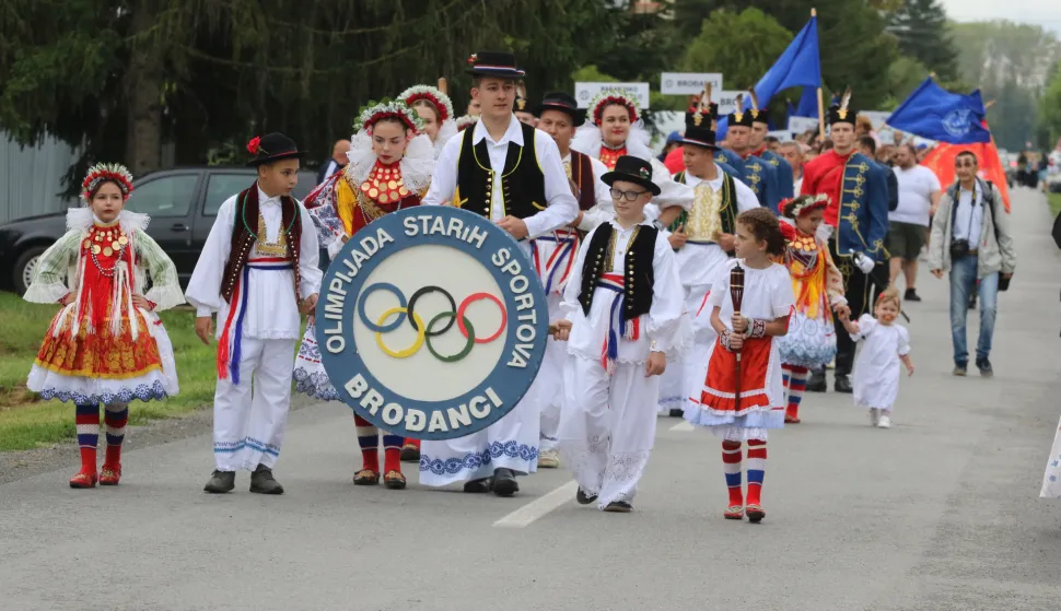 Brođanci, 31. 08. 2025, 51. Olimpijada starih sportova Brođanci, mimohod, paljenje Oimpijskog plamena i natjecanja.snimio GOJKO MITIĆ