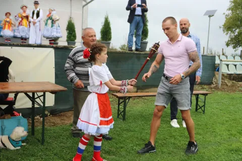 Brođanci, 31. 08. 2025, 51. Olimpijada starih sportova Brođanci, mimohod, paljenje Oimpijskog plamena i natjecanja. Aurel Benović.snimio GOJKO MITIĆ