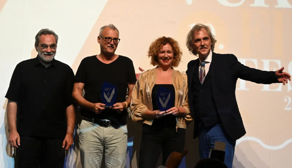 Vukovar, 30.08.2025. - Sve?ano zatvoren 19. Vukovar film festival u Hrvatskom domu Vukovar. Uz projekciju filmova dodjeljene nagrade Zlatni ?lep za ovogodi?nje festivalske laureate. Na fotografiji Filip ?ovagovi?, Arsen Oremovi?, Nina Violi? i Matej Me?trovi?. foto HINA/ Gordan Pani?/ gp