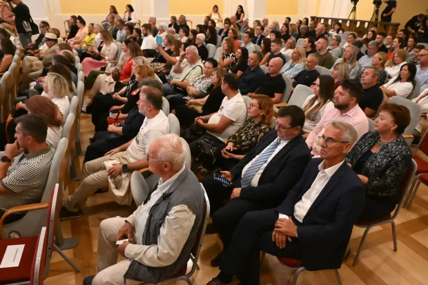 Vukovar, 30.08.2025. - Sve?ano zatvoren 19. Vukovar film festival u Hrvatskom domu Vukovar. Uz projekciju filmova dodjeljene nagrade Zlatni ?lep za ovogodi?nje festivalske laureate. foto HINA/ Gordan Pani?/ gp