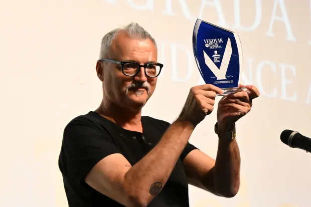 Vukovar, 30.08.2025. - Sve?ano zatvoren 19. Vukovar film festival u Hrvatskom domu Vukovar. Uz projekciju filmova dodjeljene nagrade Zlatni ?lep za ovogodi?nje festivalske laureate. Na fotografiji Arsen Oremovi?. foto HINA/ Gordan Pani?/ gp