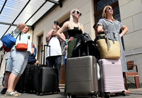 RIJEKA, 28 06. 2025. VLAK VARŠAVA, RIJEKA, HŽ, HRVATSKE ŽELJEZNICE, SEZONSKI TURISTIČKI VLAK, TURISTI, TURIZAM, POLJSAKA, POLJACI, ŽELJEZNIČKI KOLODVOR RIJEKA SNIMIO: VEDRAN KARUZA