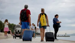 30.08.2025., Zadar - Subotnje prijepodne mnogi turisti su proveli u razgledavanju grada unatoc oblacnom i tmurnom vremenu Photo: Sime Zelic/PIXSELL