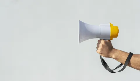 ruka megafon ilustracijafreepik