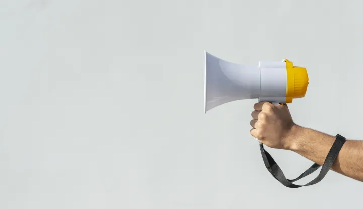 ruka megafon ilustracijafreepik