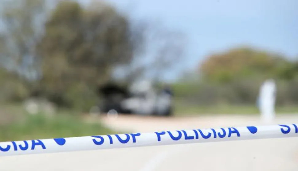 20.04.2023., Zadar - Na lokalnoj cesti u Lovincu na automobilu je izbio pozar. Automobil je u potpunosti izgorio, a u njemu je pronadjena jedna smrtno stradala osoba. Photo: Sime Zelic/PIXSELL