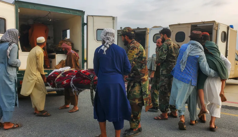 Taliban soldiers and civilians carry earthquake victims to an ambulance at an airport in Jalalabad, Afghanistan, September 1, 2025. REUTERS/Stringer Photo: STRINGER/REUTERS