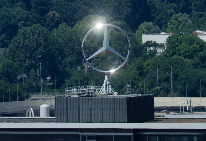 epa12206024 An exterior view featuring the Mercedes-Benz star at the car factory in Untertuerkheim, Stuttgart, Germany, 30 June 2025. EPA/RONALD WITTEK