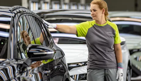 epa12151976 A worker completes a quality control check on a finished Skoda electric automobile on the production line at the Skoda Auto manufacturing plant in Mlada Boleslav, Czech Republic, 27 May 2025 (issued 03 June 2025). Skoda Auto is the largest Czech carmaker. According to their annual report, Skoda produced 897,160 cars in 2024 and became the fourth best-selling brand in Europe for the first time last year. EPA/MARTIN DIVISEK