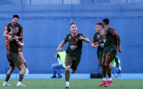 Zagreb, 31.08.2025 - Utakmica 5. kola Prve HNL između NK Lokomotive i NK Osijeka. Na slici igrači Osijeka slave zgoditak koji je postigao Nail Omerović (C).foto HINA/ Damir SENČAR/ds