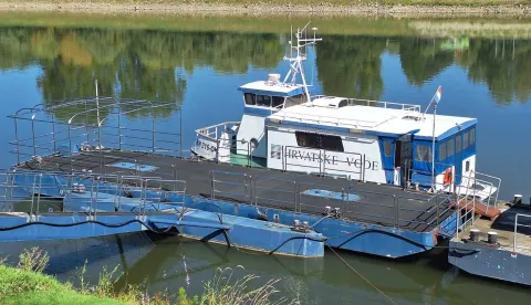 Odvezani brodovi sa pontona