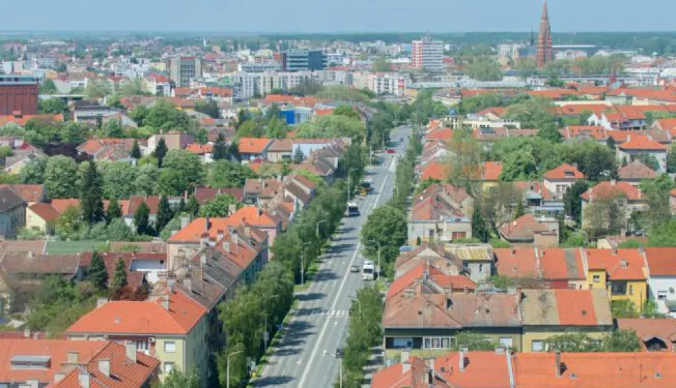 OSIJEK- 04.05.2021., Eurodom, panoramski pogled na grad, Osijek iz zraka, pogled sa 12.kata, grad, krovovi, zgrade, katedrala, most, ulice.Foto: Andrea Ilakovac