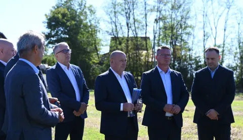 Slavonski Brod, 1.9.2025. - Ministar hrvatskih branitelja Tomo Medved u ponedjeljak je u mjestu Bukovlje kod Slavonskog Broda obišao lokaciju gdje će se graditi braniteljski centar, te istaknuo veliki doprinos i žrtvu branitelja i stanovnika slavonsko-brodskog područja u Domovinskom ratu. foto HINA/ Irena VUKAS ÇUFARAL/ ml