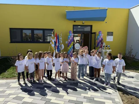 VNKOVCIVinkovci su dobili novi dječji vrtić, Mali princ, prvi izgrađen nakon 40 godina. Jedan je od najmodernijih u zemlji, a primit će 176 mališana u 10 odgojno-obrazovnih skupina. Projekt, sufinanciran iz fondova EU-a, stajao je milijun 815 tisuća eura.1. 9. 2025.