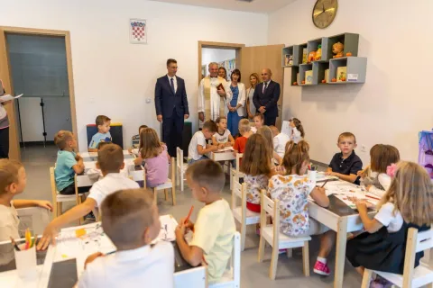 VNKOVCIVinkovci su dobili novi dječji vrtić, Mali princ, prvi izgrađen nakon 40 godina. Jedan je od najmodernijih u zemlji, a primit će 176 mališana u 10 odgojno-obrazovnih skupina. Projekt, sufinanciran iz fondova EU-a, stajao je milijun 815 tisuća eura.1. 9. 2025.