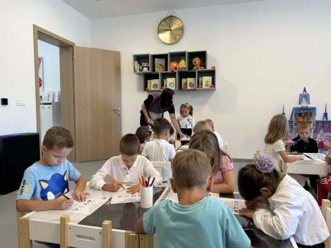 VNKOVCIVinkovci su dobili novi dječji vrtić, Mali princ, prvi izgrađen nakon 40 godina. Jedan je od najmodernijih u zemlji, a primit će 176 mališana u 10 odgojno-obrazovnih skupina. Projekt, sufinanciran iz fondova EU-a, stajao je milijun 815 tisuća eura.1. 9. 2025.