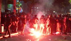 28, June, 2025, Belgrade - After the student protest "See you on Vidovdan", there was a clash between citizens and police in the Boulevard and Slavija, demonstrators were arrested, flares, cannon shots and tear gas were thrown. Photo: Antonio Ahel/ATAImages28, jun, 2025, Beograd - Nakon studentskog protest "Vidimo se na Vidovdan" doslo je do sukoba gradjana i policije u Bulevaru i na Slaviji, doslo je do hapsenja demonstranata, bacane su baklje, topovski udari i suzavac. Photo: Antonio Ahel/ATAImages Photo: Antonio Ahel/ATAImages/PIXSELL