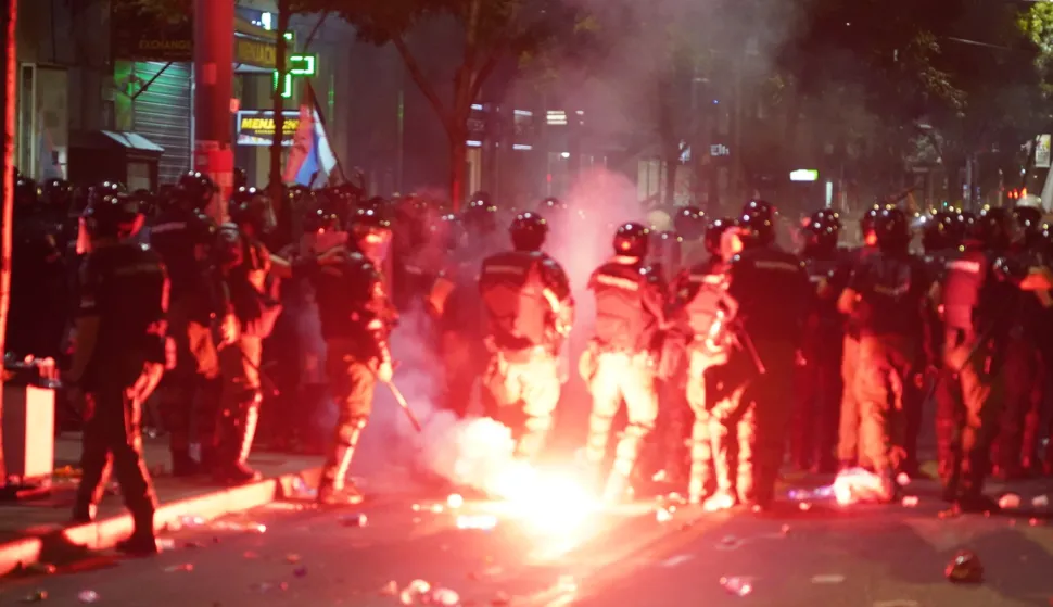 28, June, 2025, Belgrade - After the student protest "See you on Vidovdan", there was a clash between citizens and police in the Boulevard and Slavija, demonstrators were arrested, flares, cannon shots and tear gas were thrown. Photo: Antonio Ahel/ATAImages28, jun, 2025, Beograd - Nakon studentskog protest "Vidimo se na Vidovdan" doslo je do sukoba gradjana i policije u Bulevaru i na Slaviji, doslo je do hapsenja demonstranata, bacane su baklje, topovski udari i suzavac. Photo: Antonio Ahel/ATAImages Photo: Antonio Ahel/ATAImages/PIXSELL