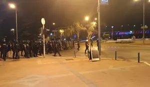 Novi Sad, 16.8.2025.- Policija je u subotu nave?er potisnula prosvjednike u Novom Sadu koji su u Bulevaru Mihajla Pupina ga?ali kamenjem i topovskim udarima prostorije Pokreta socijalista i Srpske radikalne stranke. foto HINA/ TANJUG/ Sa?ka Drobnjak/ ua