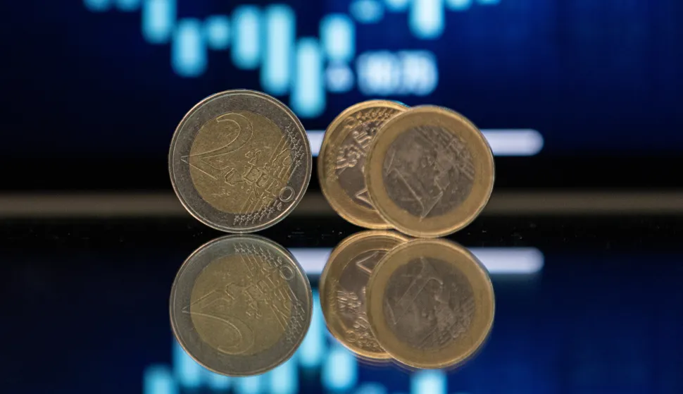 Zagreb, 22.02.2023 - Prvi put, u Hrvatskoj u srijedu je u 8 sati počeo upis državnih obveznica namijenjenih građanima, tzv. narodnih obveznica, minimalni ulog je 500 eura, a minimalna kamatna stopa koja će se obračunavati je 3,25 posto godišnje.Ilustracija, kovanica, graf, inflacija, euro, bdp, obveznica.foto HINA/ Damir SENČAR/ ds