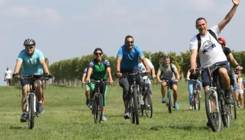 ERDUT, 08. 09. 2018, WINE & BIKE TOUR, ERDUT 2018. BICIKLISTIČKO VINSKA UTRKA, ALJMA - ERDUT. DANI OTVORENIH PODRUMA VINARIJE ERDUTSKOG VINOGORJA. KAZALINA PREDSTAVA OTPISANE. KONCERT JINX.snimio GOJKO MITIĆ