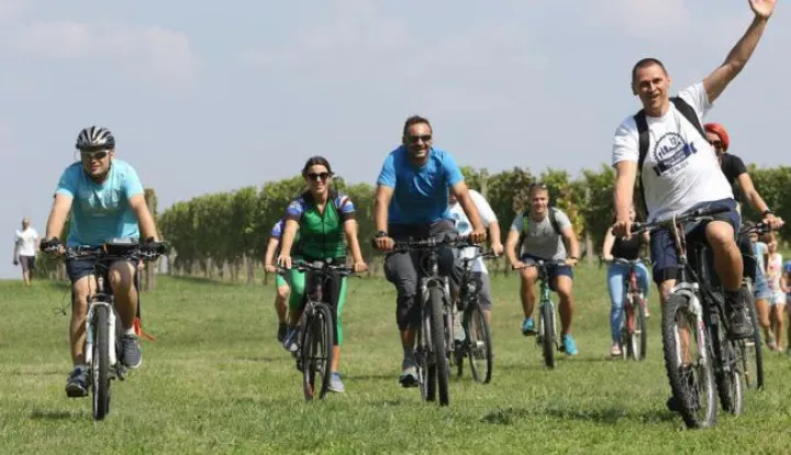 ERDUT, 08. 09. 2018, WINE & BIKE TOUR, ERDUT 2018. BICIKLISTIČKO VINSKA UTRKA, ALJMA - ERDUT. DANI OTVORENIH PODRUMA VINARIJE ERDUTSKOG VINOGORJA. KAZALINA PREDSTAVA OTPISANE. KONCERT JINX.snimio GOJKO MITIĆ