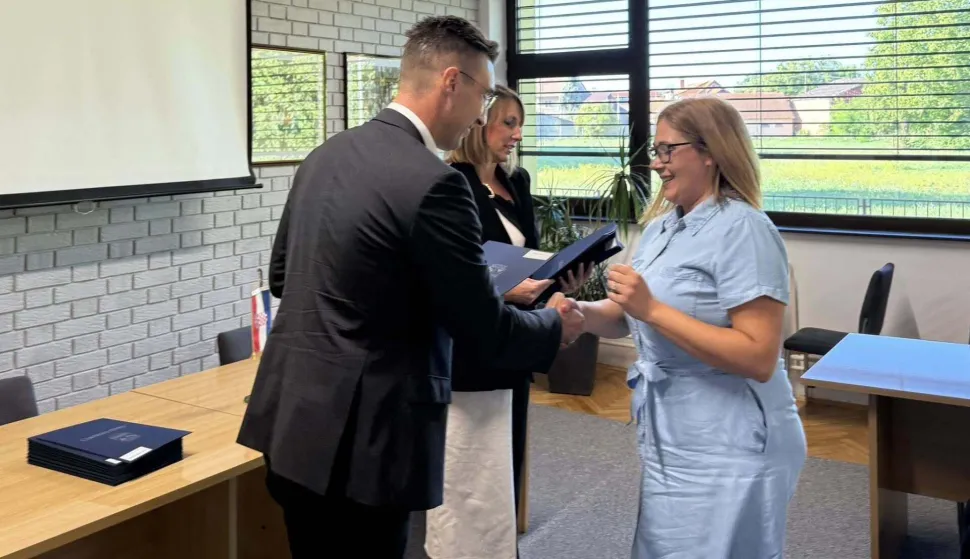 VINKOVCIU prostorima OŠ "Antun Gustav Matoš" u Vinkovcima uručeni su ugovori pomoćnicima u nastavi i stručnim komunikacijskim posrednicima - ukupno 42 ugovora za pomoćnike i dva za komunikacijske posrednike osigurana su projektom vrijednim više od 1,6 milijuna eura, financiranim iz Europskog socijalnog fonda i državnog proračuna.rujan 2025.