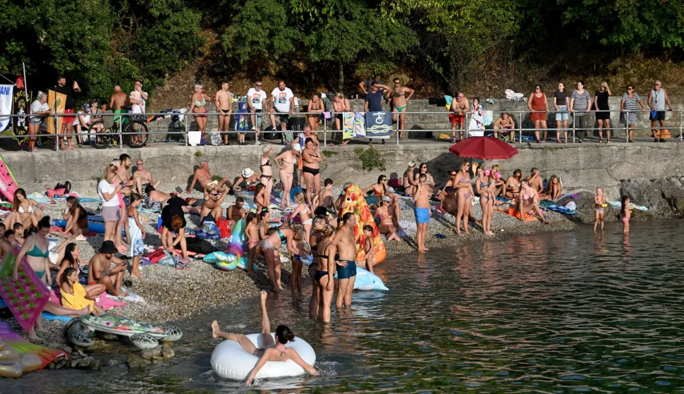 RIJEKA 24. 08. 2025. LJETO, MORE, PLAŽA, KUPANJE, ZADNJI SKOSI LJETA, TURISTI, TURIZAM   SNIMIO: VEDRAN KARUZA 