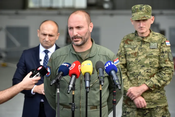 Velika Gorica, 02.09.2025 (novosti) - prezentacija bespilotnih letjelica Bayraktar, na slici Anusic, Kundid, Tijan.foto Davor Kovacevicnovosti