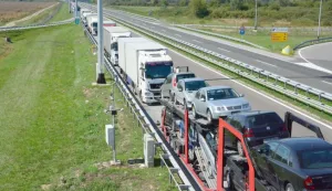 23.09.2015., Bajakovo - Kamionske guzve na granicnom prijelazu Bajakovo iz sata u sat sve su vece. Dio prometa preusmjerava se kod Zupanje prema Brckom (BiH). Vozaci su nervozni, a neki cekaju vec danima. Vozaci tvrde da se u pojedinim kamionima roba pocela kvariti. Photo: Ivica Galovic/PIXSELL------četiris tupca novosti