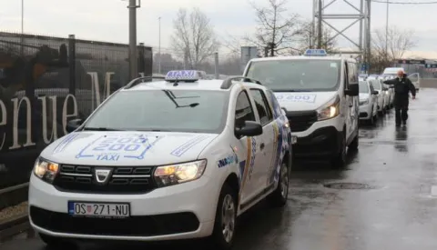 Osijek, 30. 12. 2020, Avenue Mall Osijek. Osjecki taxi tjekom noci je skupaljao higijenske potrepstine hranu i sve potrebon za pomoc Petrinji. U akciji su sudjelovali gradjani, Kohorta, Xylus... U 10 sati ispred trgovackog centra Avenue Mall krenuo je konvoj taxia i kombi natovareni potrepstinama skupljenim tokom noci u sjedistu firme Osjecki taxi.snimio GOJKO MITIC