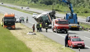 Zagreb, 4.5.2025.- U sudaru autobusa BiH registracija i osobnog vozila rano jutros na autocesti A3 izme?u Popova?e i Kri?a prema prvim informacijama poginule su dvoje osobe, a vi?e je ozlije?enih i prevezeni su u u bolnicu, izvijestila je u nedjelju sisa?ko-moslava?ka policija. foto HINA/ Admir BULJUBA?I?/ ua
