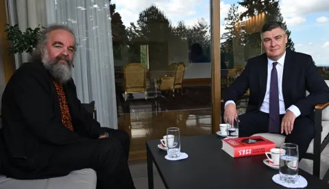 Zagreb, 03.09.2025. - Predsjednik Republike Zoran Milanović pozvao je u srijedu na to da dijalog i tolerancija različitosti istinski postanu pravila hrvatskog društva, u poruci na društvenoj mreži facebook na kojoj je objavio da je u svome Uredu primio književnika Miljenka Jergovića. Na fotografiji Miljenko Jergović, Zoran Milanović. foto HINA/ Zoran Milanović/ Facebook/ ml