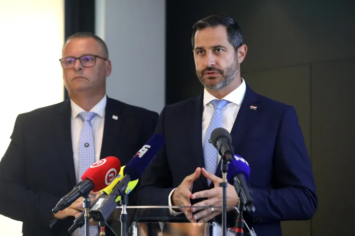 Zagreb, 03.09.2025 - Ministar turizma i sporta Tonči Glavina i direktor Hrvatske turističke zajednice Kristjan Staničić predstavili su rezultate turističkog prometa za srpanj i kolovoz te prvih osam mjeseci ove godine, stanje smještajnih kapaciteta te predstojeće promotivne aktivnosti. Na fotografiji Kristjan Staničić, Tonči Glavina.foto HINA/ Denis CERIĆ /dc