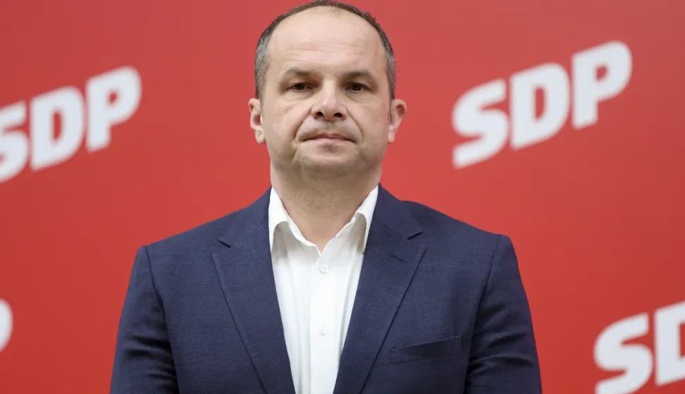 Zagreb, 20.02.2025 - Predsjednik SDP-a Siniša Hajdaš Dončić i SDP-ovi saborski zastupnici Sanja Bježančević i Boris Lalovac održali su konferenciju za medije povodom Svjetskog dana socijalne pravde na kojoj je predstavljena politika SDP-a za mirovine. Na slici Siniša Hajdaš Dončić.foto HINA/ Damir SENČAR/ ds