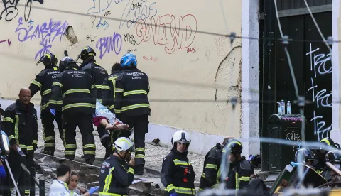 epaselect epa12350090 Rescuers and firefighters carry a victim after the Gloria funicular cable railway derailed in Lisbon, Portugal, 03 September 2025. At least three people died in the derailment, with emergency services reporting that several were injured and others are still trapped at the scene. EPA/MIGUEL A. LOPES