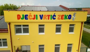 STRIZIVOJNA/VLADISLAVCIDok dio općina Đakovštine još uvijek priprema projekt dječjeg vrtića u svojoj sredini, Općina Strizivojna otvorila je već drugi područni objekt svog Dječjeg vrtića Bajka, koji je je u funkciji od 2020. godine. Nakon što je prvu područnu kuću otvorila u prostoru mjesnog DVD-a, drugi je upravo otvorila na – drugom kraju Osječko-baranjske županije, u Općini Vladislavci.DV Bajka Strizivojna – Područni objekt Zeko u tom mjestu u blizini Osijeka rad je počeo 1. rujna, sa startanjem nove pedagoške godine, i u tri skupine ima 60 mališana.rujan 2025.