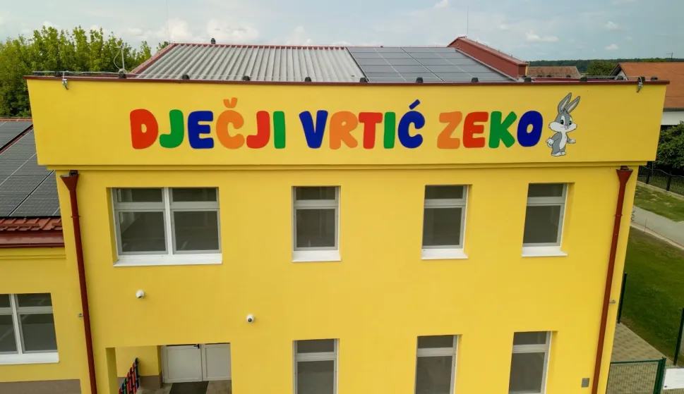 STRIZIVOJNA/VLADISLAVCIDok dio općina Đakovštine još uvijek priprema projekt dječjeg vrtića u svojoj sredini, Općina Strizivojna otvorila je već drugi područni objekt svog Dječjeg vrtića Bajka, koji je je u funkciji od 2020. godine. Nakon što je prvu područnu kuću otvorila u prostoru mjesnog DVD-a, drugi je upravo otvorila na – drugom kraju Osječko-baranjske županije, u Općini Vladislavci.DV Bajka Strizivojna – Područni objekt Zeko u tom mjestu u blizini Osijeka rad je počeo 1. rujna, sa startanjem nove pedagoške godine, i u tri skupine ima 60 mališana.rujan 2025.