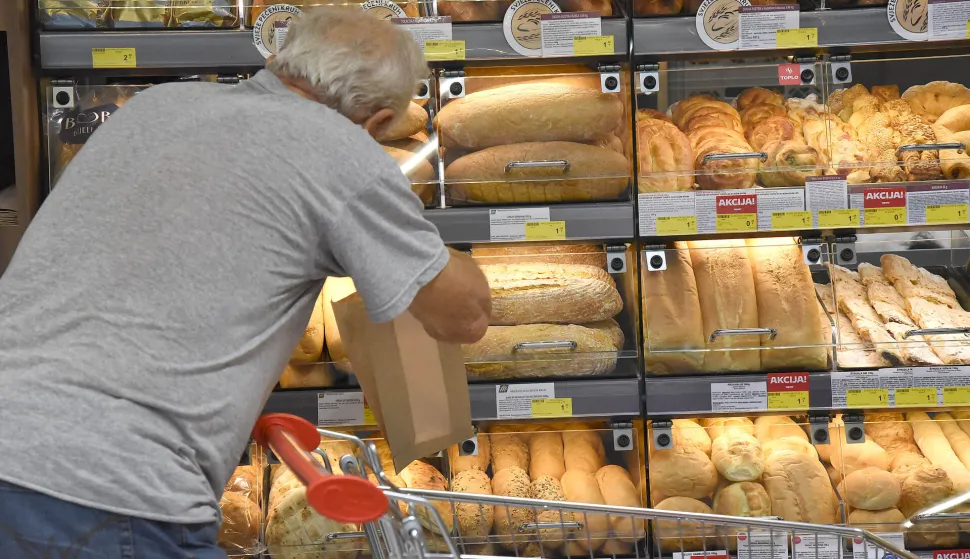 RIJEKA,24.07. 2025. RIJEKAKANTRIDA OTVARANJE NOVI MARKET TOMMY ILUSTRACIJA TRGOVINA POTROSACKA KOSARICA KUPAC KUPCI MALOPRODAJA CIJENA CIJENE PREHRANA KUPOVINA POSKUPLJENJE HRANA TRGOVACKI LANAC PDV POREZ KUCNE POTREPSTINE...AKCIJA SNIZENJE...NA FOTO: KRUH PEKARSKI PROIZVODISNIMIO SERGEJ DRECHSLER