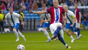 epa12352334 Norway's Erling Haaland scores the 1-0 goal during the international friendly soccer match between Norway and Finland, in Oslo, Norway, 04 September 2025. EPA/Fredrik Varfjell NORWAY OUT