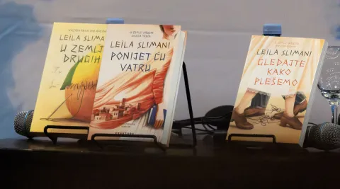 Zagreb, 4.9.2025 - Gostovanjem francuske književnice Leïle Slimani završio je Festival svjetske književnosti. S Leïlom Slimani o njezinu romanu "Ponijet ću vatru", objavljenu u nakladi Frakture, te o odrastanju i životu u Maroku razgovarala je Ivana Bodrožić.Foto Hina/ Dario GRZELJ/ dag