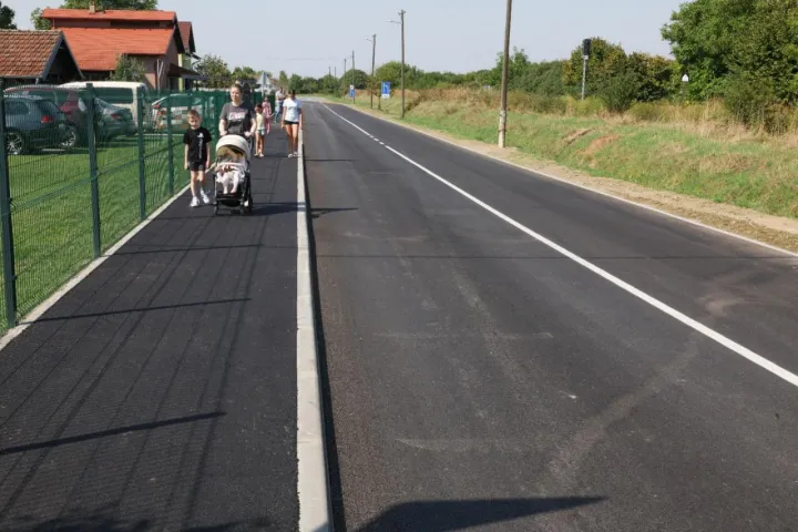 Završeni radovi na nogostupu i cesti na spoju Duge i Zelene ulice u Briješću mo cvjetno