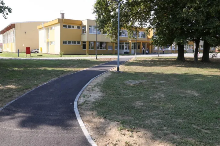 Završeni radovi na nogostupu i cesti na spoju Duge i Zelene ulice u Briješću mo cvjetno