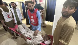 epa12342308 An injured victim of an earthquake is shifted to a hospital in Jalalabad, Afghanistan, 01 September 2025. At least 800 people have been killed and some 2,000 injured after a shallow magnitude-6.0 earthquake and several aftershocks shook Nangarhar and Kunar in eastern Afghanistan overnight, officials reported. EPA/HAMID SABAWOON BEST QUALITY AVAILABLE