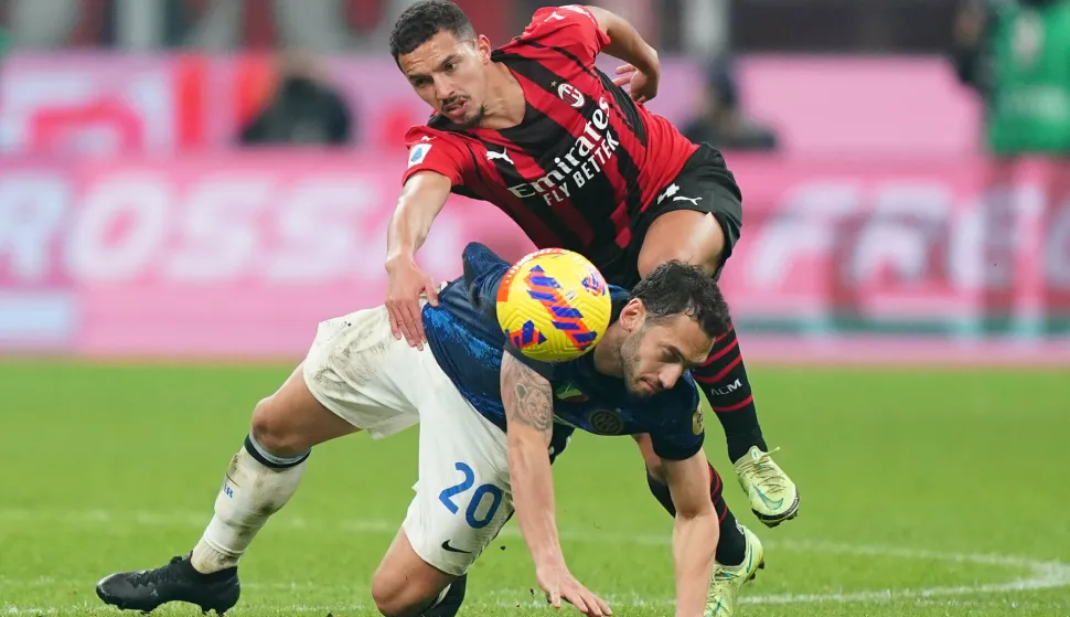 07.11.2021, Stadio Giuseppe Meazza, Mailand, ITA, Serie A, AC Milan vs Inter Mailand, 12. Runde, im Bild Hakan Calhanoglu (Inter Milan), Ismael Bennacer (A.c. Milan) // Hakan Calhanoglu (Inter Milan), Ismael Bennacer (A.c. Milan); during the Seria A 12th round match between AC Milan and Inter Mailand at the Stadio Giuseppe Meazza in Mailand, Italy on 2021/11/07. EXPA Pictures &Scaron; 2021, PhotoCredit: EXPA/ laPresse/ Spada  *****ATTENTION - for AUT, SUI, CRO, SLO only*****